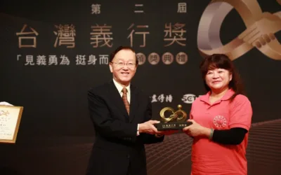 第二屆義行獎 – 頒獎獎座