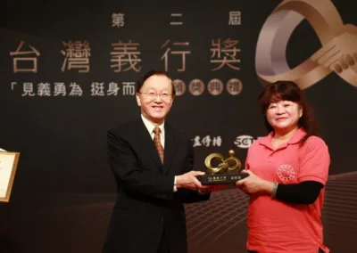 第二屆義行獎 – 頒獎獎座