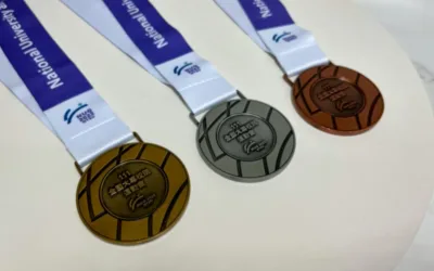 111年全大運，兩條弧線象徵運動員與兔子的客製化獎盃設計