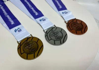 111年全大運，兩條弧線象徵運動員與兔子的客製化獎盃設計