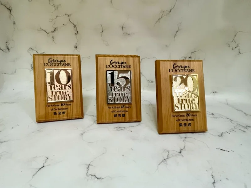歐舒丹資深員工才有的榮耀!2022年木質與金屬的異材質客製化獎牌 - 2025 文洋獎盃 2022歐舒丹獎牌