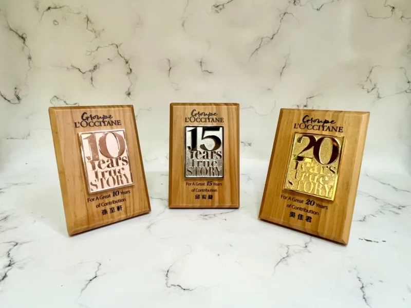 歐舒丹資深員工才有的榮耀!2022年木質與金屬的異材質客製化獎牌 - 2025 文洋獎盃 2022年歐舒丹客製化獎牌