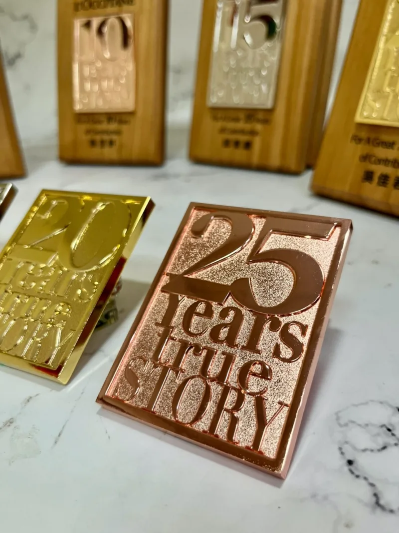 歐舒丹資深員工才有的榮耀!2022年木質與金屬的異材質客製化獎牌 - 2025 文洋獎盃 2022歐舒丹獎牌