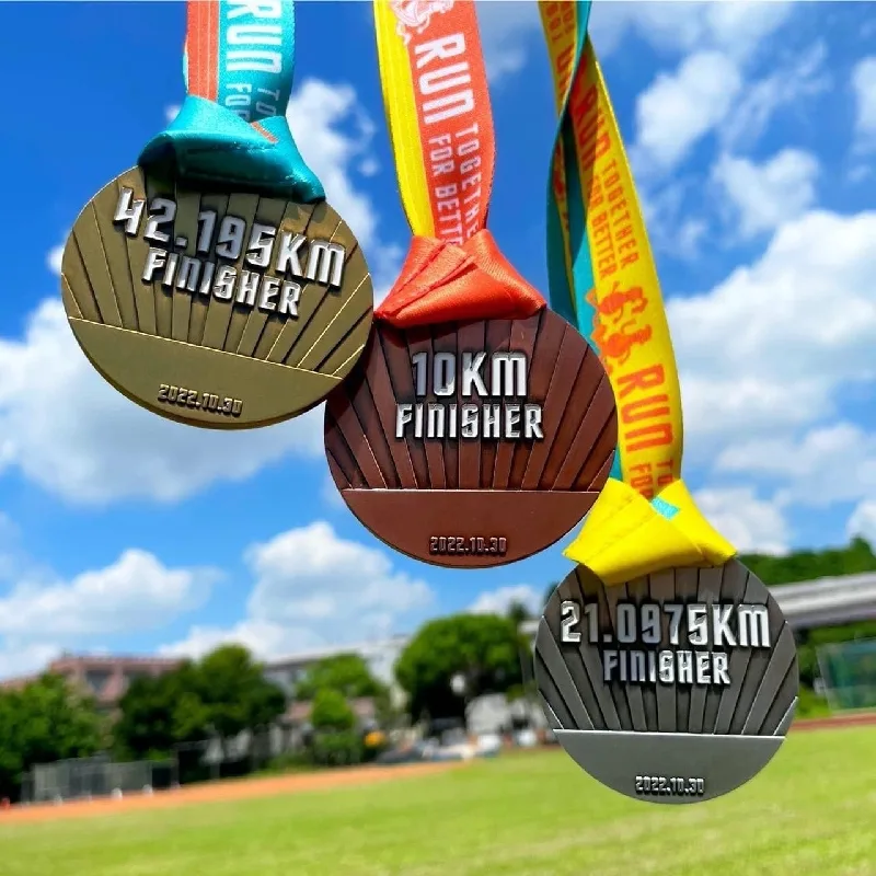 2022年冬季馬拉松賽事推薦!5場絕不能錯過的馬拉松賽事及客製化獎盃設計 - 2025 文洋獎盃 高雄馬獎牌設計