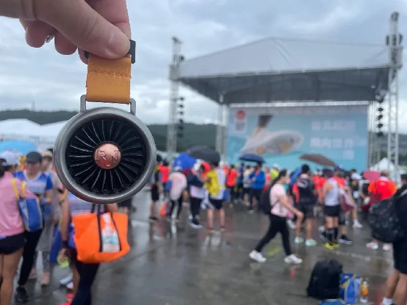 2022年冬季馬拉松賽事推薦!5場絕不能錯過的馬拉松賽事及客製化獎盃設計 - 2025 文洋獎盃 飛機引擎獎牌