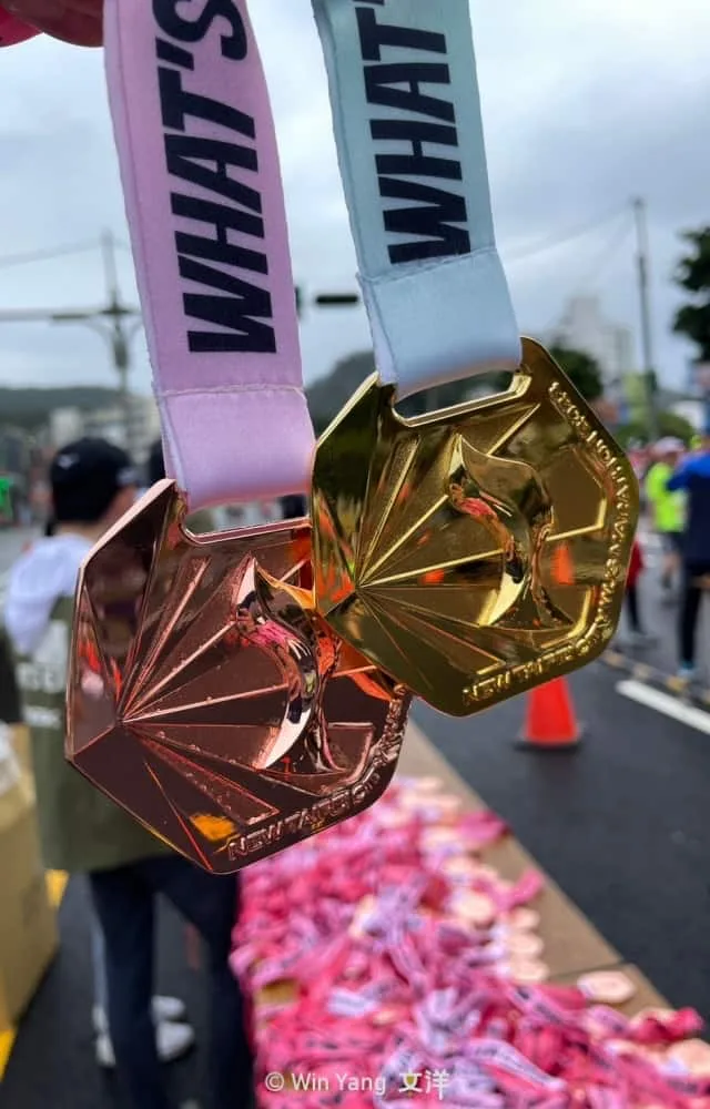 全台唯一「金標賽事」的萬金石馬拉松!連女王頭獎盃都超美值得收藏 - 2026 文洋獎盃 2023年萬金石馬拉松獎牌設計