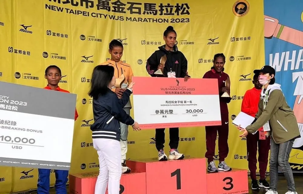 全台唯一「金標賽事」的萬金石馬拉松!連女王頭獎盃都超美值得收藏 - 2026 文洋獎盃 2023年萬金石馬拉松獎盃設計