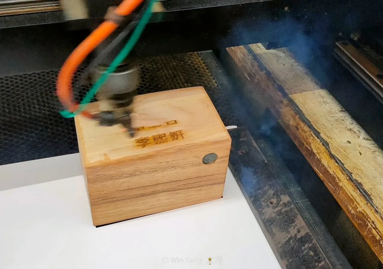 曾經站在電線桿上的材料搖身一變成為環保材質獎盃,台電木橫擔獎盃 - 2025 文洋獎盃 台電木橫擔獎盃打磨製作過程