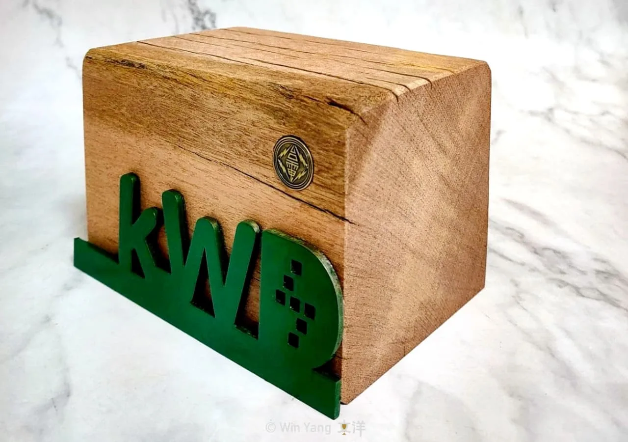 曾經站在電線桿上的材料搖身一變成為環保材質獎盃,台電木橫擔獎盃 - 2025 文洋獎盃 環保材質獎盃設計-台電木橫擔獎盃