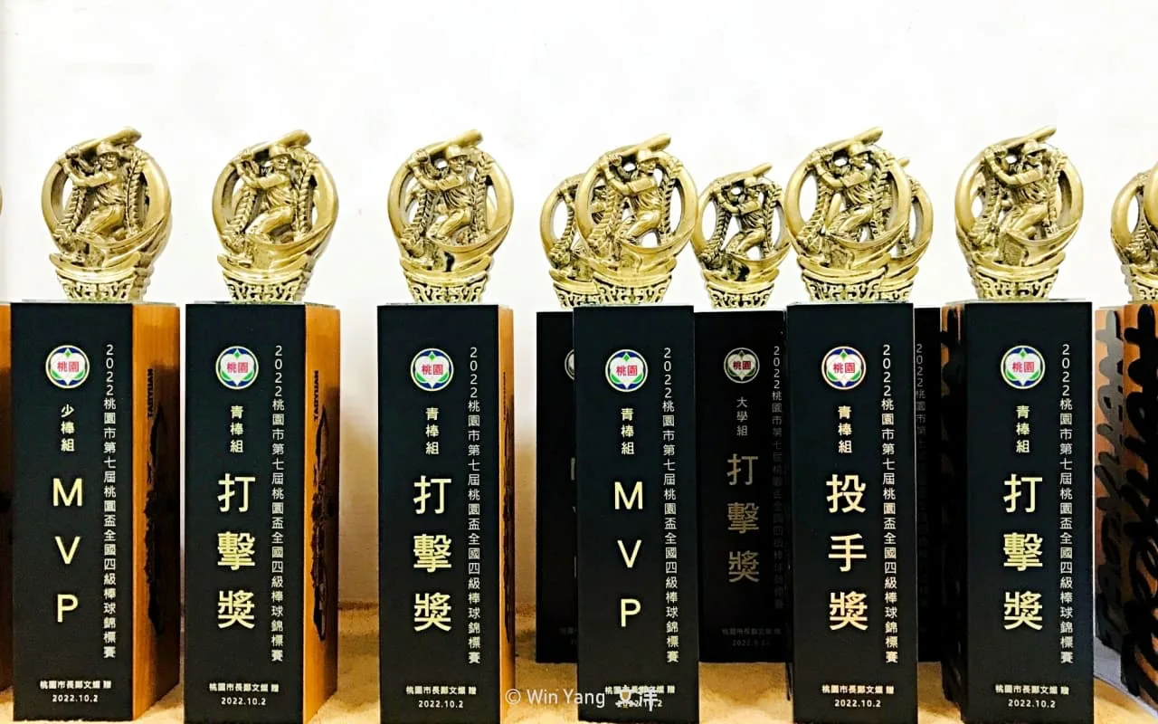 2023全國四級棒球錦標賽獎盃設計細節,棒球選手站在投手丘草皮上太吸睛! - 2026 文洋獎盃 2023桃園盃棒球錦標賽獎盃