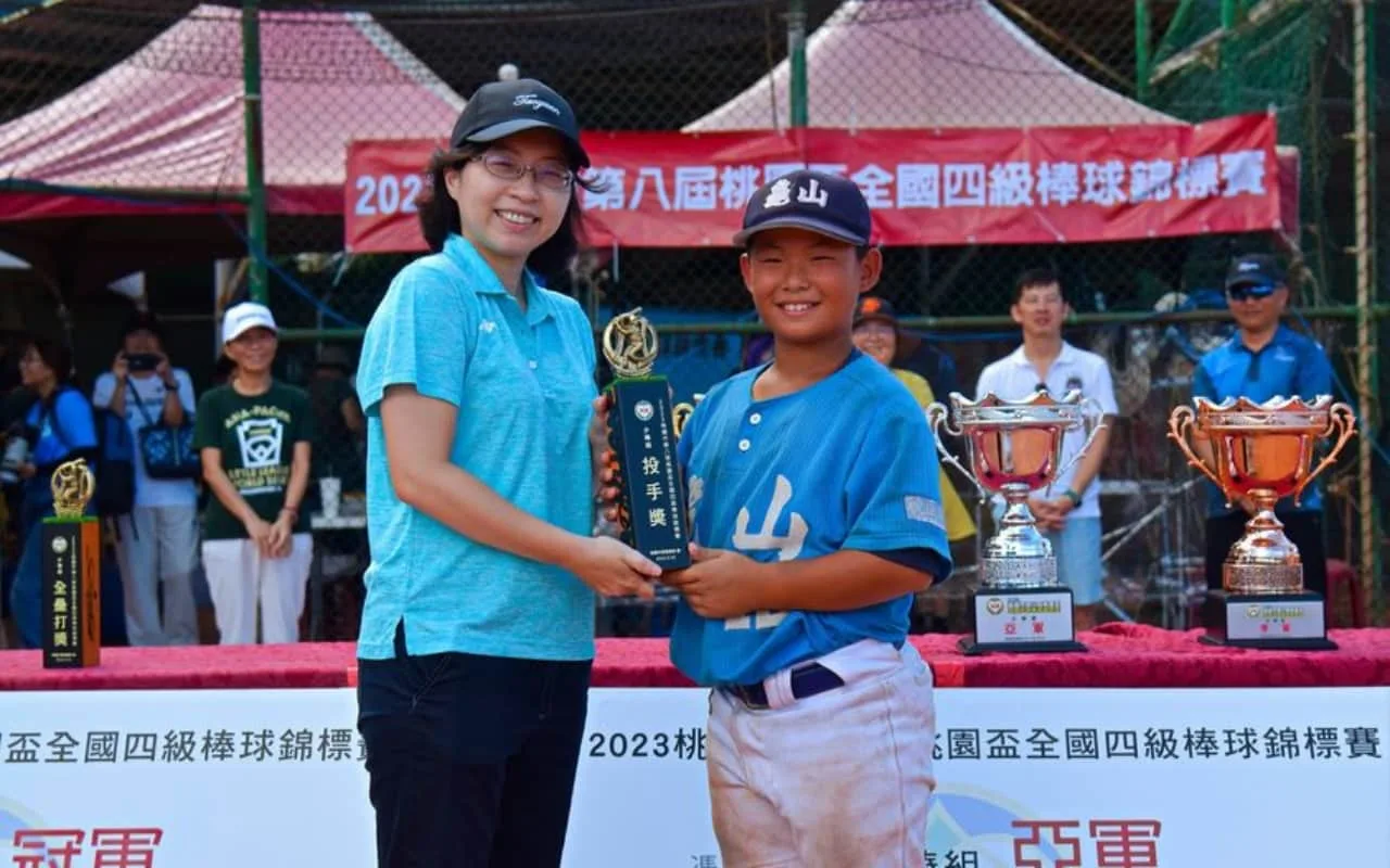 2023全國四級棒球錦標賽獎盃設計細節,棒球選手站在投手丘草皮上太吸睛! - 2026 文洋獎盃 桃園盃棒球錦標賽獎盃頒獎典禮