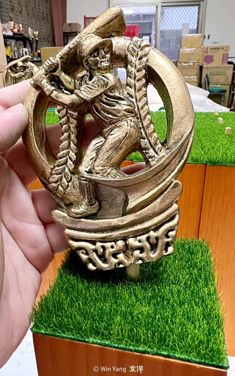 2023全國四級棒球錦標賽獎盃設計細節,棒球選手站在投手丘草皮上太吸睛! - 2026 文洋獎盃 2023桃園盃全國四級棒球錦標賽獎盃設計