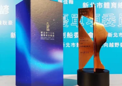 重新演繹新北經典地標女王頭，以優雅的玫瑰金與精緻線條華麗呈現！新北市年度運動有功表揚典禮獎盃案例