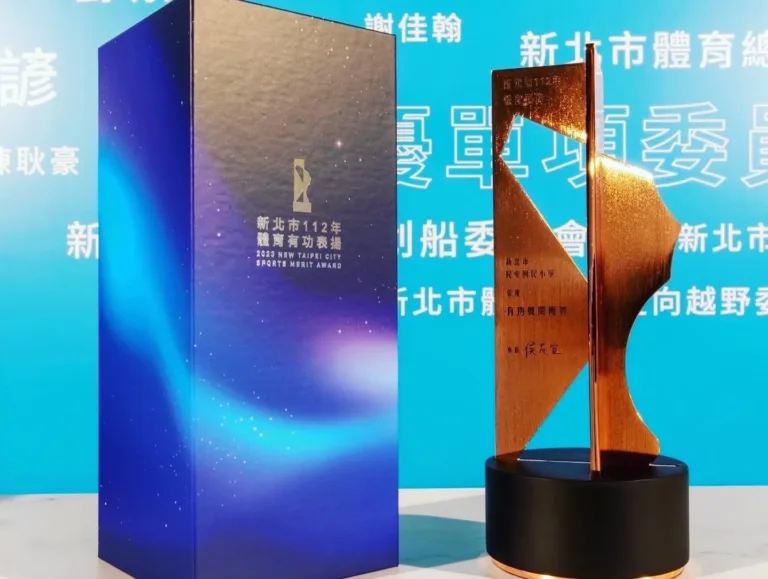 重新演繹新北經典地標女王頭，以優雅的玫瑰金與精緻線條華麗呈現！新北市年度運動有功表揚典禮獎盃案例
