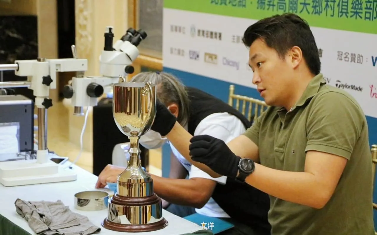 2023緯創女子公開賽高爾夫球獎盃現場雕刻得獎者姓名