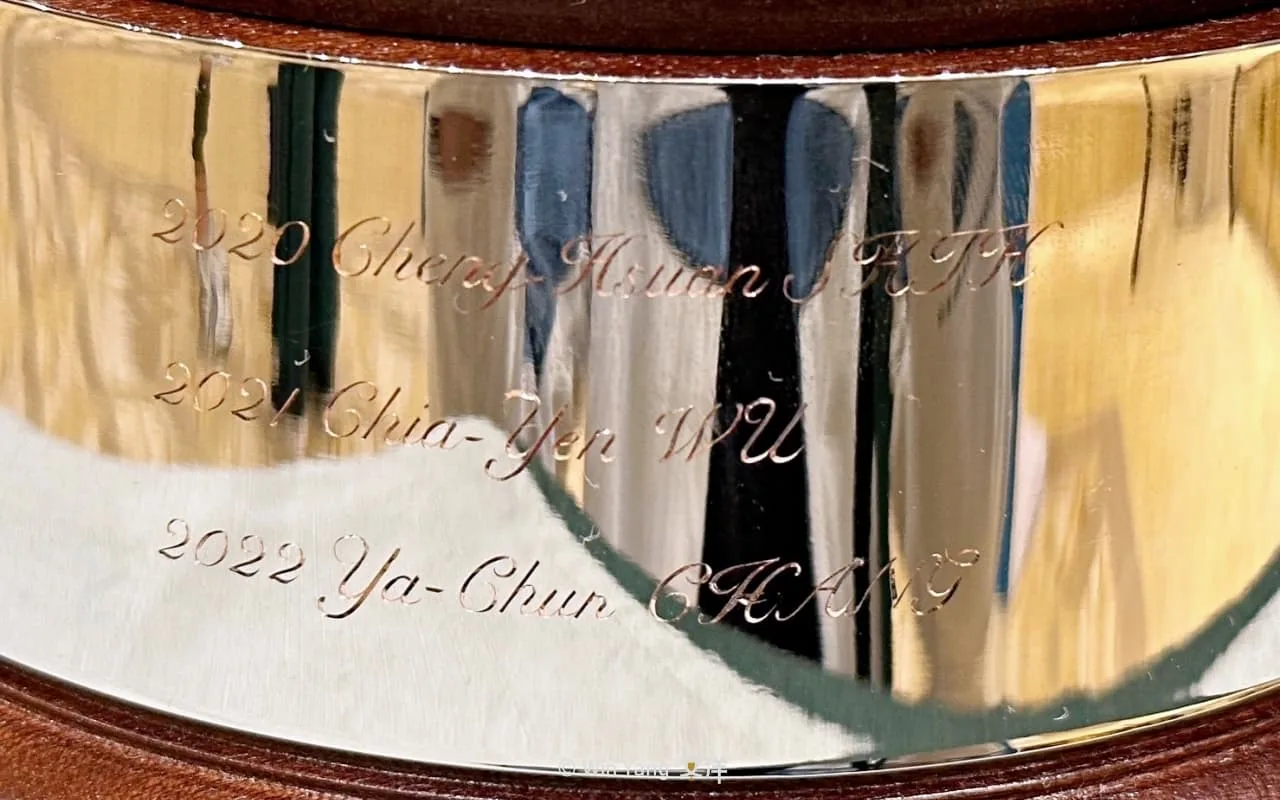 總獎金高達80萬美元的2023緯創女子公開賽,客製化獎盃居然是現場雕刻獲獎者姓名! - 2026 文洋獎盃 2023緯創女子公開賽高爾夫球獎盃現場雕刻得獎者姓名