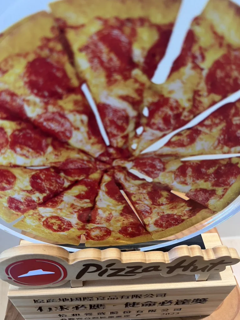 滿分質感又充滿趣味性的品牌訂製!讓人超想帶回家蒐藏的必勝客Pizza Hut專屬紀念獎盃 - 2025 文洋獎盃 S 11239432 - 2025 文洋獎盃