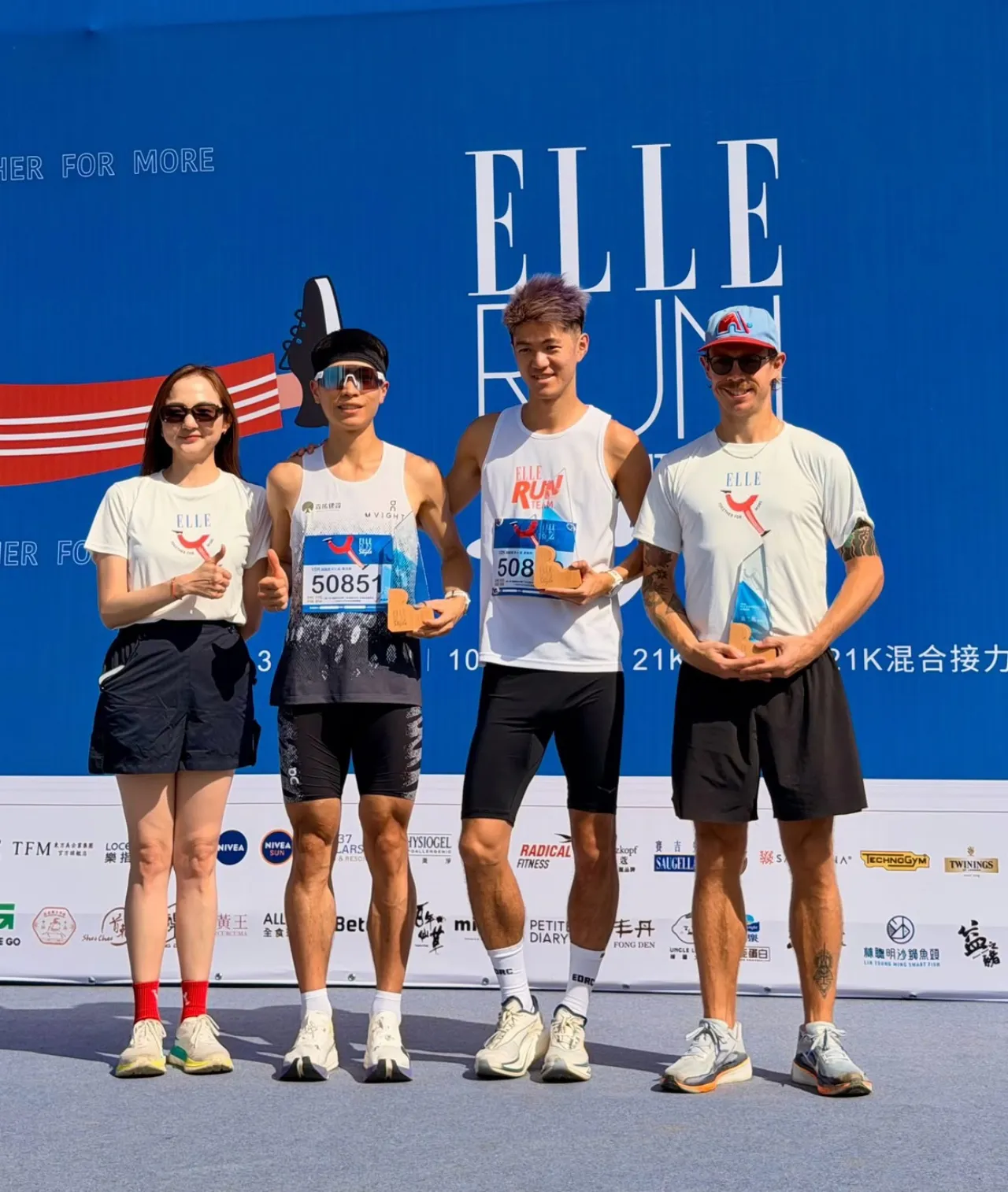 客製化ESG獎牌設計案例:2026 ELLE RUN風格路跑,時尚x運動x永續 - 2026 文洋獎盃 2026ELLE RUN風格路跑客製化水晶獎盃獲獎者領獎