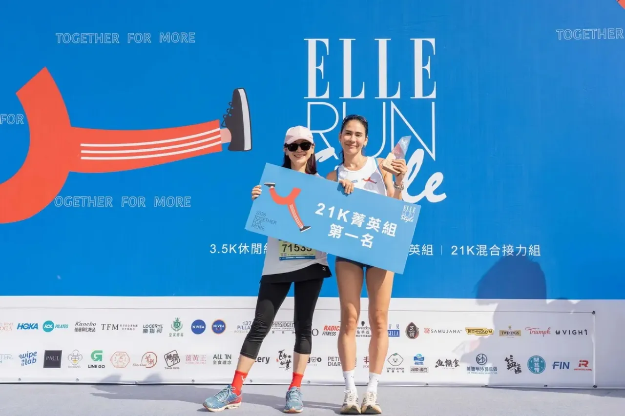 客製化ESG獎牌設計案例:2026 ELLE RUN風格路跑,時尚x運動x永續 - 2026 文洋獎盃 2026ELLE RUN風格路跑客製化水晶獎盃獲獎者領獎