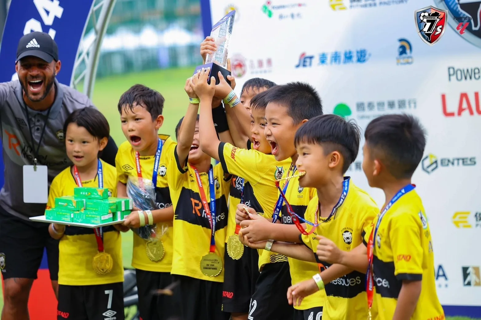 Use crystal to create a beautiful Formosa customized trophy! Formosa International Sevens Championship