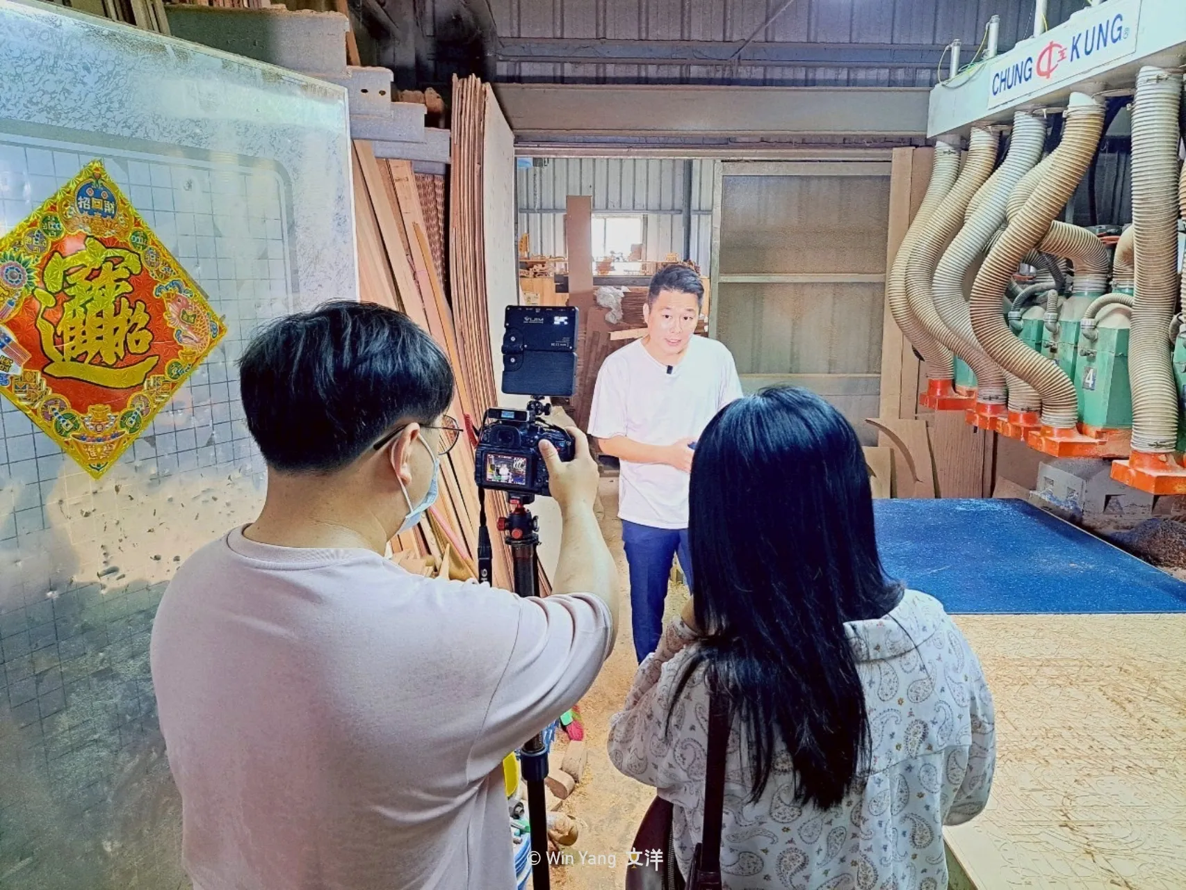 帶著TVBS編輯與攝影師到工廠觀看環保獎盃的製作過程