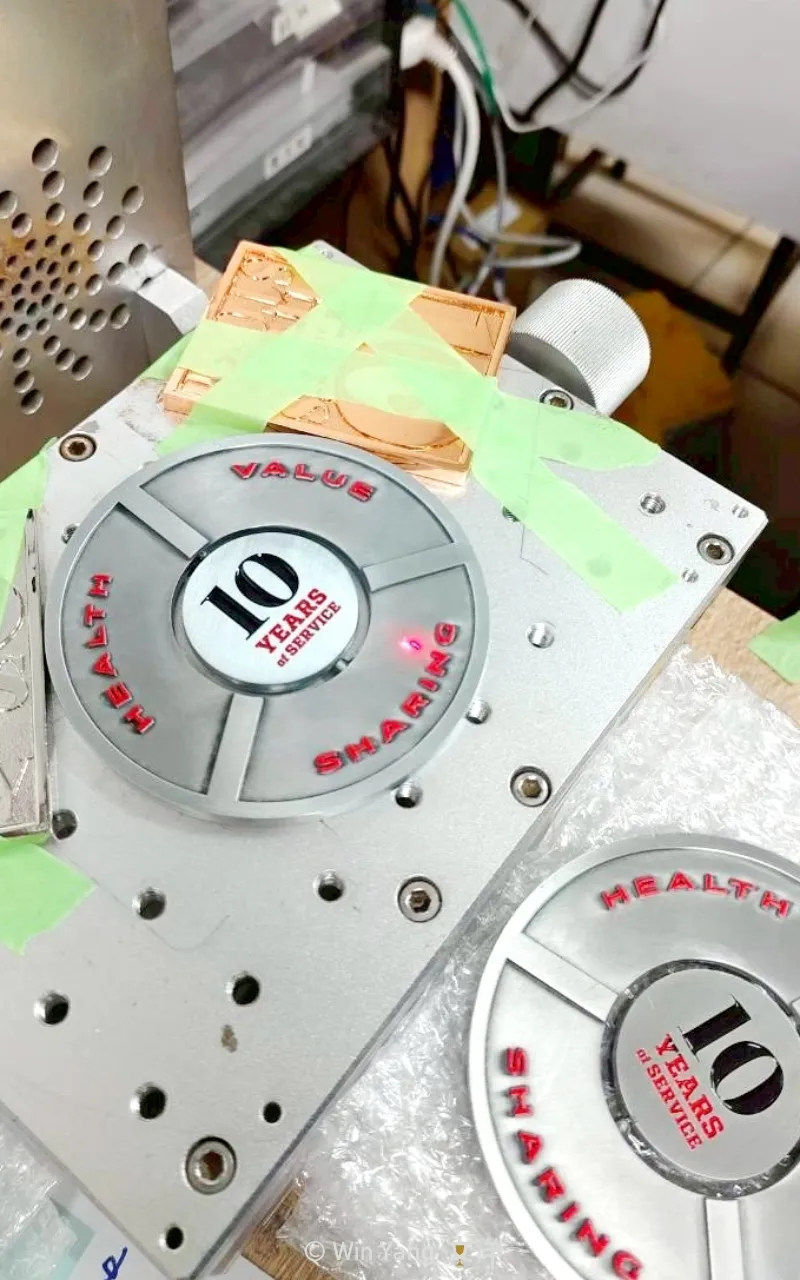 喬山健康科技50週年紀念獎盃設計:客製化漸層獎盃與紀念獎牌案例 - 2026 文洋獎盃 喬山50週年慶紀念獎牌使用雷射雕刻