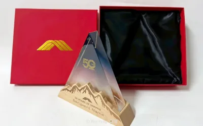 文洋禮品 - 2026 文洋獎盃 喬山健康科技50週年紀念獎盃設計:客製化漸層獎盃與紀念獎牌案例