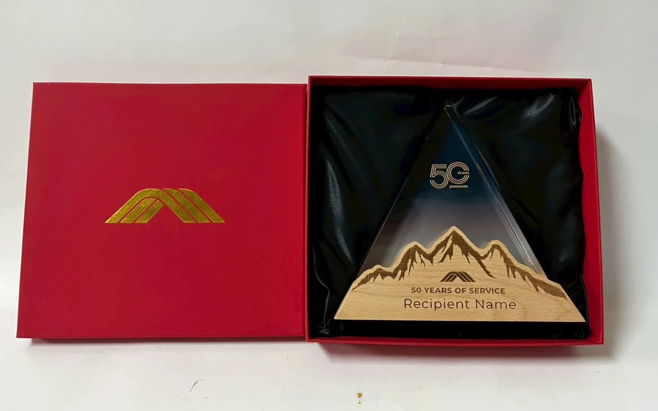 喬山健康科技50週年紀念獎盃設計:客製化漸層獎盃與紀念獎牌案例 - 2026 文洋獎盃 喬山50週年慶獎盃