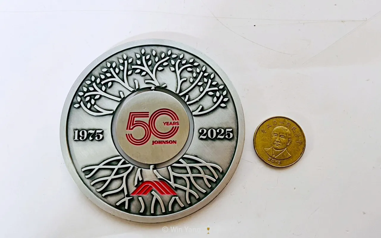 喬山健康科技50週年紀念獎盃設計:客製化漸層獎盃與紀念獎牌案例 - 2026 文洋獎盃 喬山50週年慶紀念獎牌設計