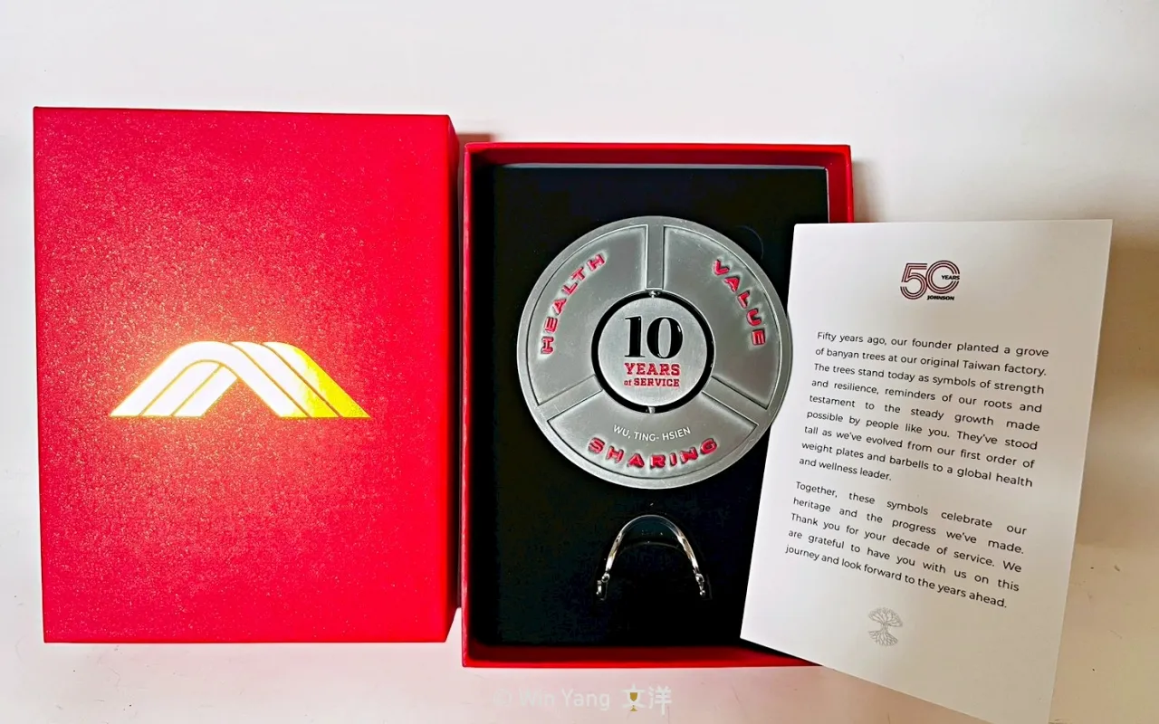 喬山健康科技50週年紀念獎盃設計:客製化漸層獎盃與紀念獎牌案例 - 2026 文洋獎盃 喬山50週年慶紀念獎牌設計