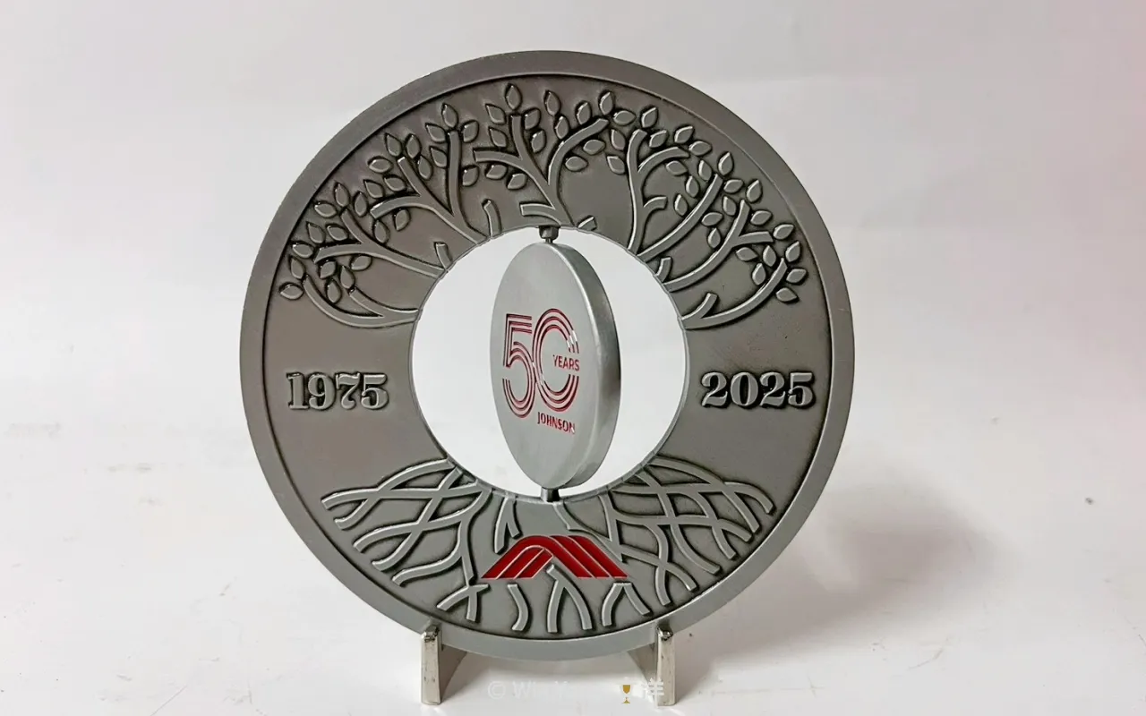 喬山健康科技50週年紀念獎盃設計:客製化漸層獎盃與紀念獎牌案例 - 2026 文洋獎盃 喬山50週年慶紀念獎牌設計