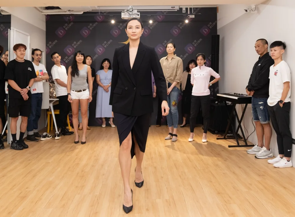 圖說：凱渥國際名模邱馨慧為選手示範走紅毯技巧／長明賞提供 0 - 2026 文洋獎盃