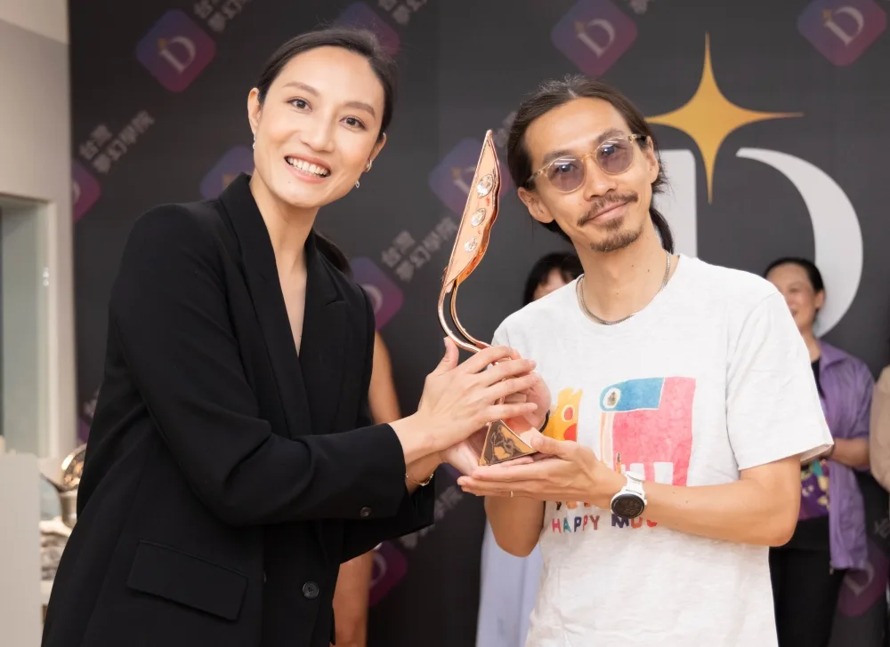 圖說：國際名模邱馨慧示範領獎時如何吸引鏡頭。／長明賞提供 0 - 2026 文洋獎盃