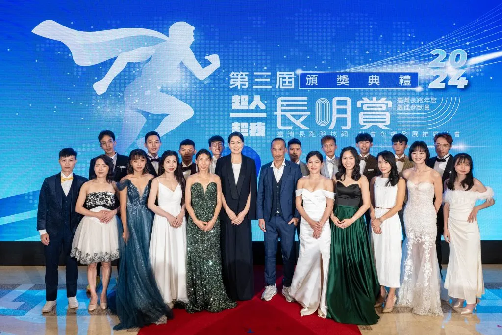 圖說：奧運金牌國手陳怡安和奧運長跑國手吳文騫帶領長明賞入圍選手盛裝紅毯亮相。／長明賞提供 1024x683 1 - 2026 文洋獎盃