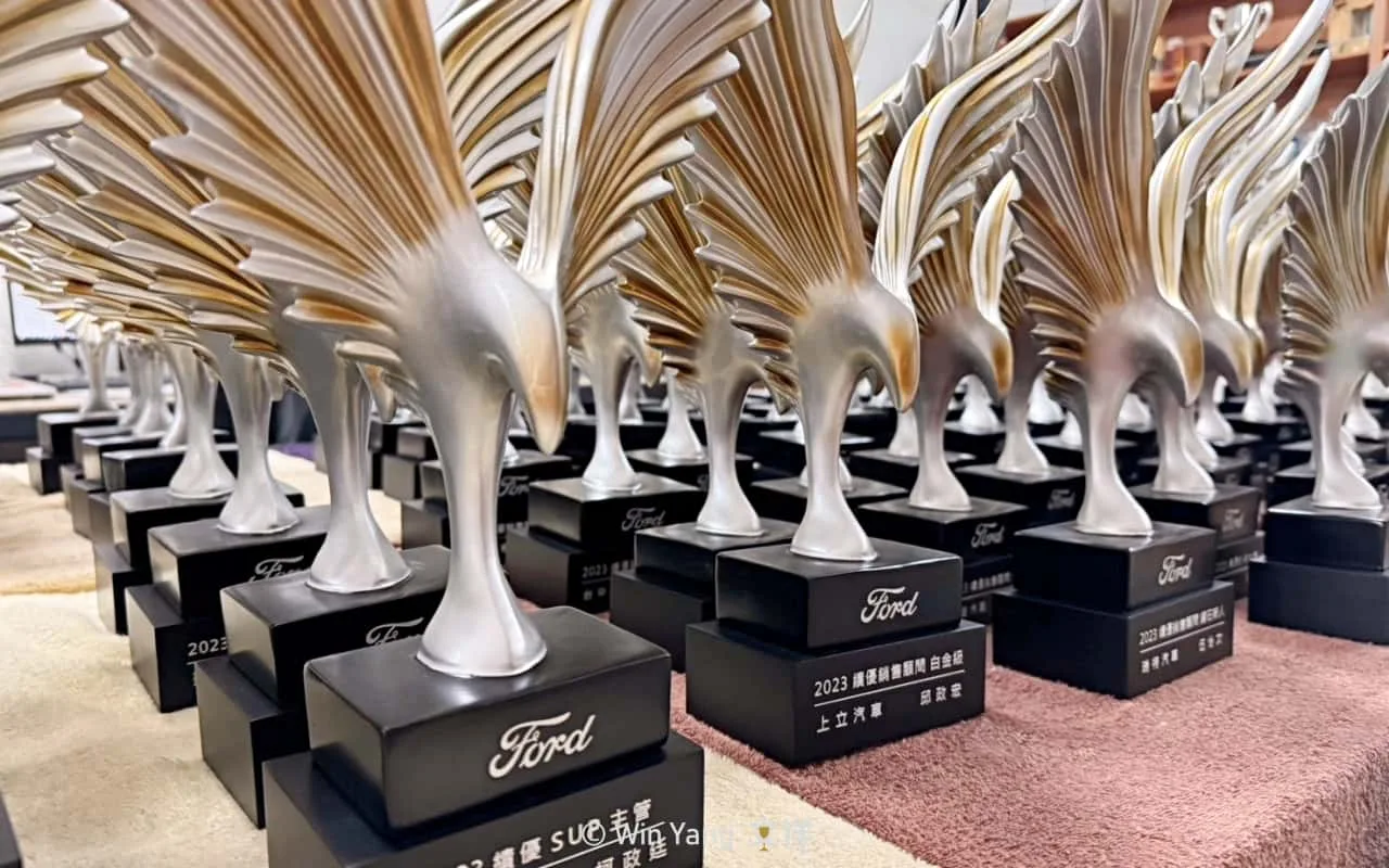 展翅高飛老鷹造型福特汽車獎盃設計